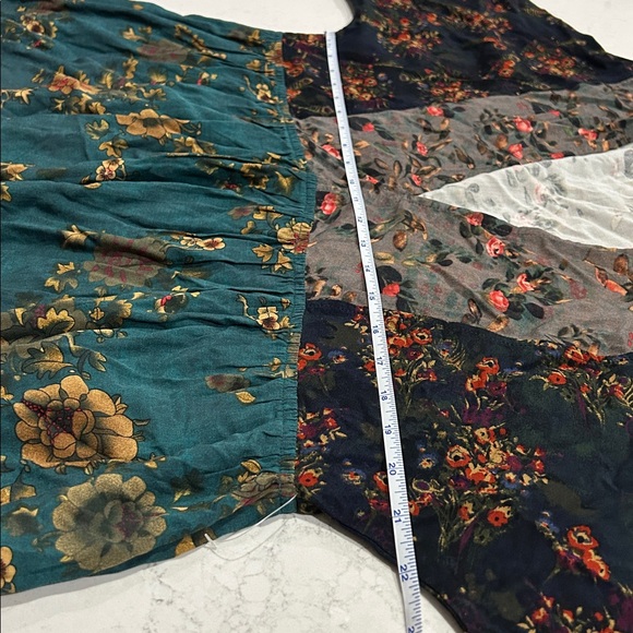 Natural Life Stella V-Neck Floral Patchwork Size Med - Picture 5 of 7